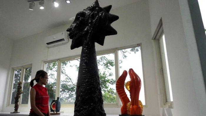 Pengunjung mengamati sejumlah karya Gregorius Sidharta Soegijo dalam pameran seni rupa bertajuk 