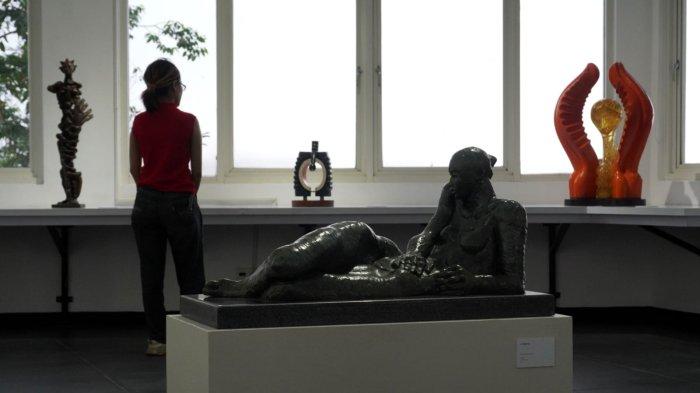 Pengunjung mengamati sejumlah karya Gregorius Sidharta Soegijo dalam pameran seni rupa bertajuk 