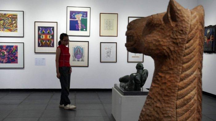 Pengunjung mengamati sejumlah karya Gregorius Sidharta Soegijo dalam pameran seni rupa bertajuk 