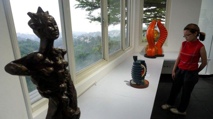 Pengunjung mengamati sejumlah karya Gregorius Sidharta Soegijo dalam pameran seni rupa bertajuk 