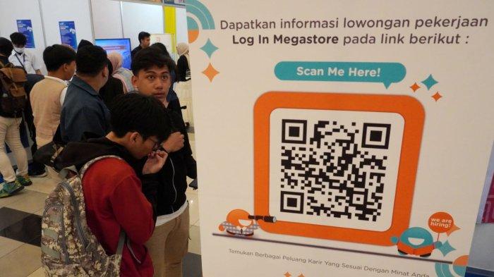 Sejumlah pencari kerja mengunjungi salah satu stan perusahaan pada gelaran Job Fair 2025, di Graha Manggala Siliwangi, Jalan Aceh, Kota Bandung, Jawa Barat, Selasa (17/6/2025).