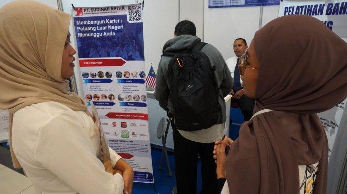 Sejumlah pencari kerja mengunjungi salah satu stan perusahaan pada gelaran Job Fair 2025, di Graha Manggala Siliwangi, Jalan Aceh, Kota Bandung, Jawa Barat, Selasa (17/6/2025).