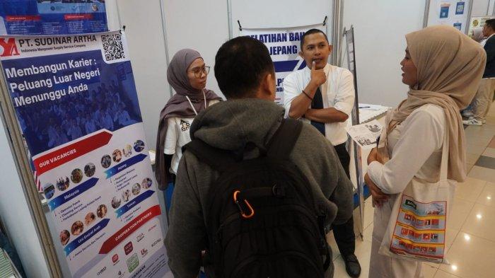 Sejumlah pencari kerja mengunjungi salah satu stan perusahaan pada gelaran Job Fair 2025, di Graha Manggala Siliwangi, Jalan Aceh, Kota Bandung, Jawa Barat, Selasa (17/6/2025).