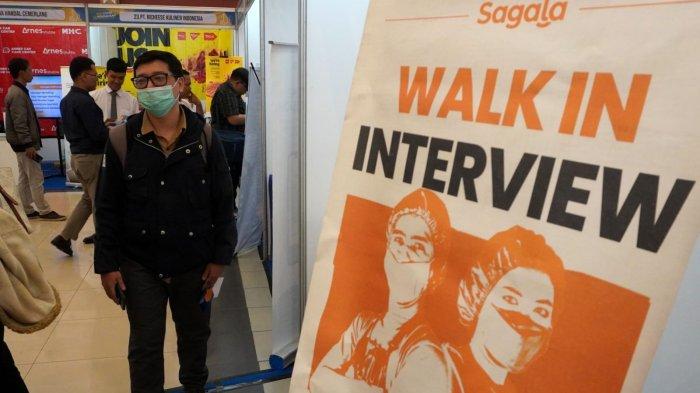 Sejumlah pencari kerja mengunjungi salah satu stan perusahaan pada gelaran Job Fair 2025, di Graha Manggala Siliwangi, Jalan Aceh, Kota Bandung, Jawa Barat, Selasa (17/6/2025).