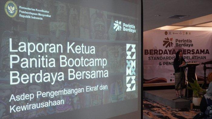 Asisten Deputi Pengembangan Ekonomi Kreatif dan Kewirausahaan Kemenko PM, Trukan Sri Bahukeling memberikan arahan di hari pertama Pelatihan bagi UMKM pada gelara Bootcamp Berdaya Bersama, di Mercure Hotel, Kota Bandung, Jawa Barat, Rabu (18/6/2025).