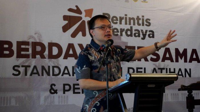 Deputi Koordinasi Pengembangan Bidang Pemberdayaan Ekonomi Masyarakat dan Perlindungan Pekerja Migran Kemenko PM, Leonthius Alpha Edison memberikan arahan di hari pertama Pelatihan bagi UMKM pada gelaran Bootcamp Berdaya Bersama, di Mercure Hotel, Kota Bandung, Jawa Barat, Rabu (18/6/2025).