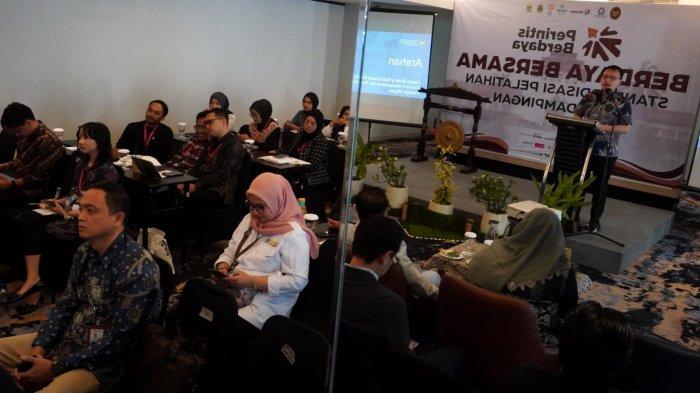Deputi Koordinasi Pengembangan Bidang Pemberdayaan Ekonomi Masyarakat dan Perlindungan Pekerja Migran Kemenko PM, Leonthius Alpha Edison memberikan arahan di hari pertama Pelatihan bagi UMKM pada gelaran Bootcamp Berdaya Bersama, di Mercure Hotel, Kota Bandung, Jawa Barat, Rabu (18/6/2025).