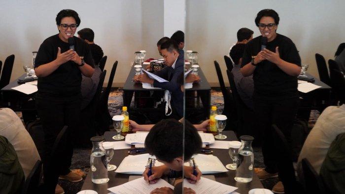 Co-Founder & COO Havilla Tea, Ajeng Respati menyampaikan materi di hari pertama Pelatihan bagi UMKM pada gelaran Bootcamp Berdaya Bersama, di Mercure Hotel, Kota Bandung, Jawa Barat, Rabu (18/6/2025).