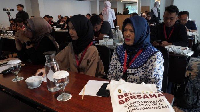 Peserta yang juga pelaku UMKM menyimak paparan yang disampaikan nara sumber di hari pertama Pelatihan bagi UMKM pada gelaran Bootcamp Berdaya Bersama, di Mercure Hotel, Kota Bandung, Jawa Barat, Rabu (18/6/2025).