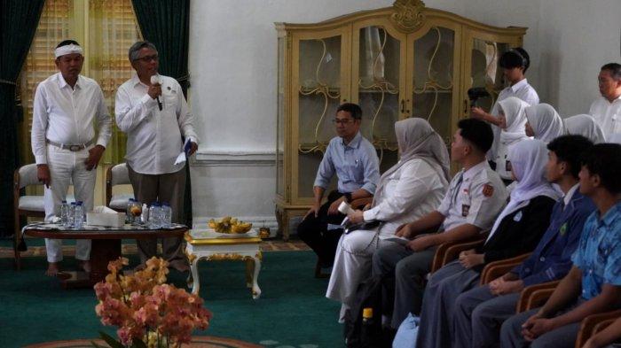 Rektor ITB, Tatacipta Dirgantara (kedua kiri) menyampaikan sambutan setelah Gubernur Jawa Barat, Dedi Mulyadi, menerima para calon mahasiswa baru ITB angkatan 2025 penerima bantuan, di Bale Sri Baduga, Kabupaten Purwakarta, Jawa Barat, Rabu (18/6/2025).