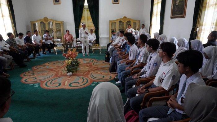 Gubernur Jawa Barat, Dedi Mulyadi, memberikan sambutan saat menerima para calon mahasiswa baru ITB angkatan 2025 penerima bantuan, di Bale Sri Baduga, Kabupaten Purwakarta, Jawa Barat, Rabu (18/6/2025).