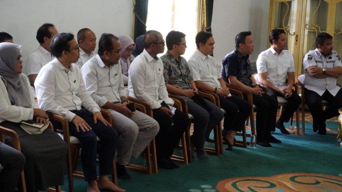 Jajaran rektorat, para dekan fakultas serta dosen ITB hadir saat acara pertemuan Gubernur Jawa Barat, Dedi Mulyadi dengan para calon mahasiswa baru ITB angkatan 2025 asal Jawa Barat penerima bantuan, di Bale Sri Baduga, Kabupaten Purwakarta, Jawa Barat, Rabu (18/6/2025).