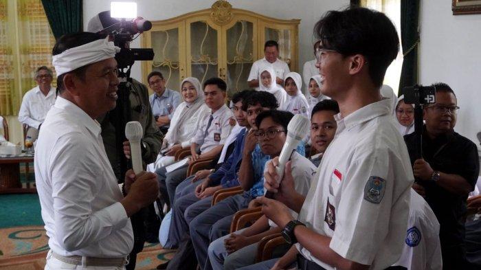 Gubernur Jawa Barat, Dedi Mulyadi berbincang dengan calon mahasiswa baru ITB angkatan 2025 asal Jawa Barat penerima bantuan, di Bale Sri Baduga, Kabupaten Purwakarta, Jawa Barat, Rabu (18/6/2025). 