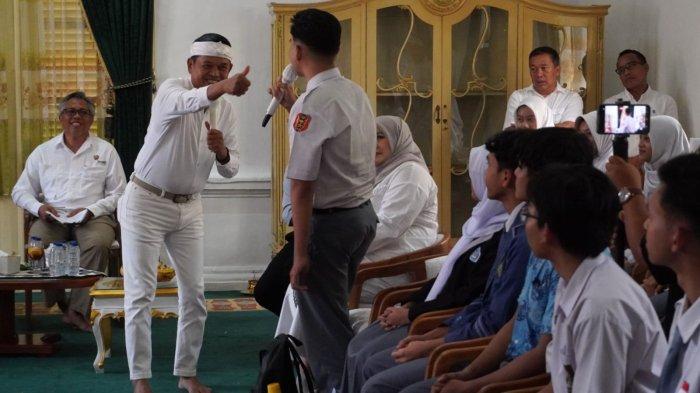 Gubernur Jawa Barat, Dedi Mulyadi disaksikan Rektor ITB, Tatacipta Dirgantara (kiri), berbincang dengan calon mahasiswa baru ITB angkatan 2025 asal Jawa Barat penerima bantuan, di Bale Sri Baduga, Kabupaten Purwakarta, Jawa Barat, Rabu (18/6/2025).