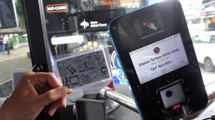Petugas melakukan uji coba penggunaan Kartu Multi Trip (KMT) usai peluncuran Cashless Payment KMT di Bus Metro Jabar Trans, di Jalan Kebon Kawung depan Stasiun Bandung, Kota Bandung, Jawa Barat, Kamis (19/6/2025).