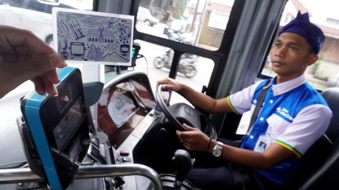 Petugas melakukan uji coba penggunaan Kartu Multi Trip (KMT) usai peluncuran Cashless Payment KMT di Bus Metro Jabar Trans, di Jalan Kebon Kawung depan Stasiun Bandung, Kota Bandung, Jawa Barat, Kamis (19/6/2025).