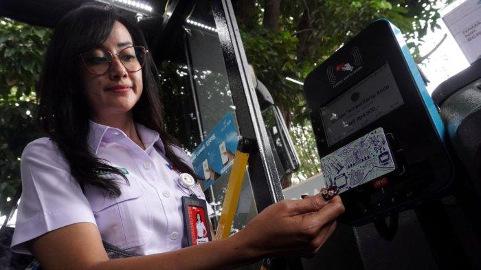 Petugas melakukan uji coba penggunaan Kartu Multi Trip (KMT) usai peluncuran Cashless Payment KMT di Bus Metro Jabar Trans, di Jalan Kebon Kawung depan Stasiun Bandung, Kota Bandung, Jawa Barat, Kamis (19/6/2025).