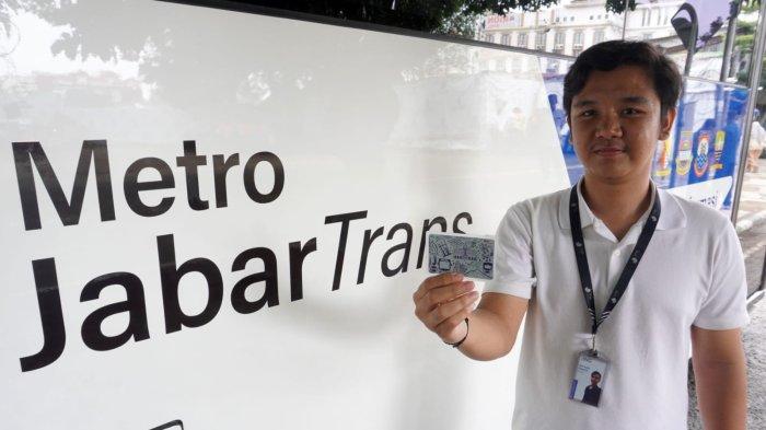 Petugas memperlihatkan Kartu Multi Trip (KMT) usai peluncuran Cashless Payment KMT di Bus Metro Jabar Trans, di Jalan Kebon Kawung depan Stasiun Bandung, Kota Bandung, Jawa Barat, Kamis (19/6/2025).