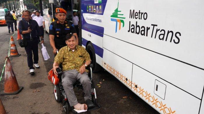 Tamu undangan mengenakan kursi roda turun dari Bus Metro Jabar Trans saat melakukan uji coba penggunaan Kartu Multi Trip (KMT) usai peluncuran Cashless Payment KMT di Bus Metro Jabar Trans, di Jalan Kebon Kawung depan Stasiun Bandung, Kota Bandung, Jawa Barat, Kamis (19/6/2025).