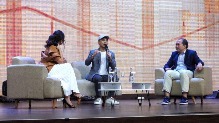 Content Creator Raditya Dika (tengah) bersama Financial Expert CNBC Indonesia Ayyi Achmad H (kanan) menjadi pembicara dipandu seorang moderator dalam gelaran Kelas Cuan di Auditorium Prof. Dr. P.A. Surjadi, M.A, Universitas Kristen Maranatha, Kota Bandung, Jawa Barat, Jumat (20/6/2025).