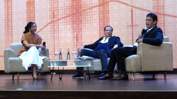 Ketua Dewan Komisioner Lembaga Penjamin Simpanan (LPS) Purbaya Yudhi Sadewa (kanan) bersama Founder & Chairman CT Corp Chairul Tanjung (tengah), menjadi pembicara dipandu seorang moderator dalam gelaran Kelas Cuan di Auditorium Prof. Dr. P.A. Surjadi, M.A, Universitas Kristen Maranatha, Kota Bandung, Jawa Barat, Jumat (20/6/2025).