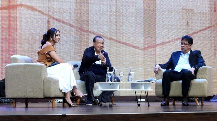 Ketua Dewan Komisioner Lembaga Penjamin Simpanan (LPS) Purbaya Yudhi Sadewa (kanan) bersama Founder & Chairman CT Corp Chairul Tanjung (tengah), menjadi pembicara dipandu seorang moderator dalam gelaran Kelas Cuan di Auditorium Prof. Dr. P.A. Surjadi, M.A, Universitas Kristen Maranatha, Kota Bandung, Jawa Barat, Jumat (20/6/2025).