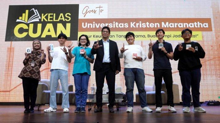 Ketua Dewan Komisioner Lembaga Penjamin Simpanan (LPS), Purbaya Yudhi Sadewa (tengah) berfoto bersama sejumlah mahasiswa setelah sesi diskusi selesai dalam gelaran Kelas Cuan di Auditorium Prof. Dr. P.A. Surjadi, M.A, Universitas Kristen Maranatha, Kota Bandung, Jawa Barat, Jumat (20/6/2025).