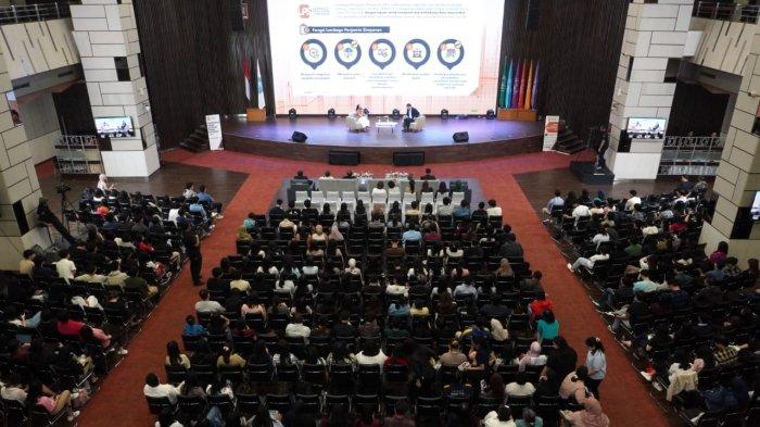 Ratusan mahasiswa menyimak pemaparan yang disampaikan oleh Ketua Dewan Komisioner Lembaga Penjamin Simpanan (LPS), Purbaya Yudhi Sadewa dalam gelaran Kelas Cuan di Auditorium Prof. Dr. P.A. Surjadi, M.A, Universitas Kristen Maranatha, Kota Bandung, Jawa Barat, Jumat (20/6/2025).