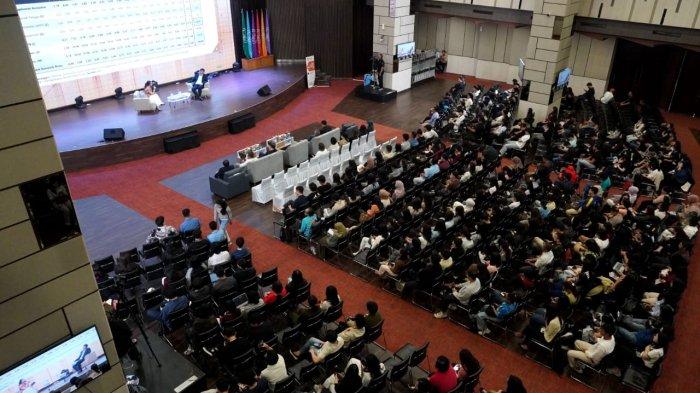 Ratusan mahasiswa menyimak pemaparan yang disampaikan oleh Ketua Dewan Komisioner Lembaga Penjamin Simpanan (LPS), Purbaya Yudhi Sadewa dalam gelaran Kelas Cuan di Auditorium Prof. Dr. P.A. Surjadi, M.A, Universitas Kristen Maranatha, Kota Bandung, Jawa Barat, Jumat (20/6/2025).