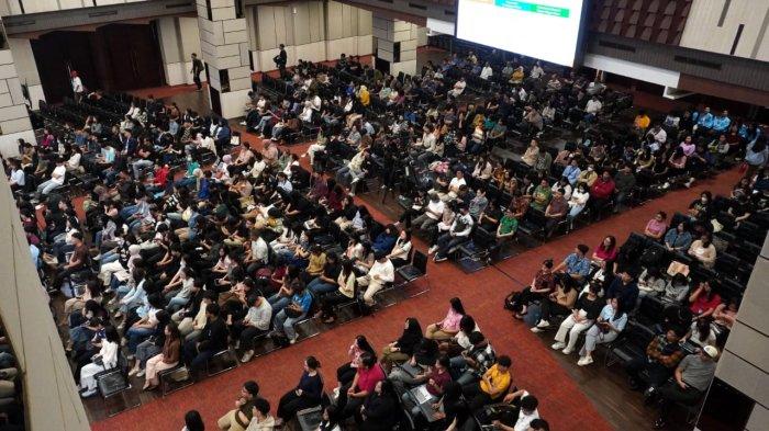 Ratusan mahasiswa menyimak pemaparan yang disampaikan oleh Ketua Dewan Komisioner Lembaga Penjamin Simpanan (LPS), Purbaya Yudhi Sadewa dalam gelaran Kelas Cuan di Auditorium Prof. Dr. P.A. Surjadi, M.A, Universitas Kristen Maranatha, Kota Bandung, Jawa Barat, Jumat (20/6/2025).