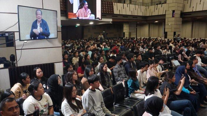 Sejumlah mahasiswa menyimak pemaparan yang disampaikan oleh Founder & Chairman CT Corp, Chairul Tanjung dalam gelaran Kelas Cuan di Auditorium Prof. Dr. P.A. Surjadi, M.A, Universitas Kristen Maranatha, Kota Bandung, Jawa Barat, Jumat (20/6/2025).