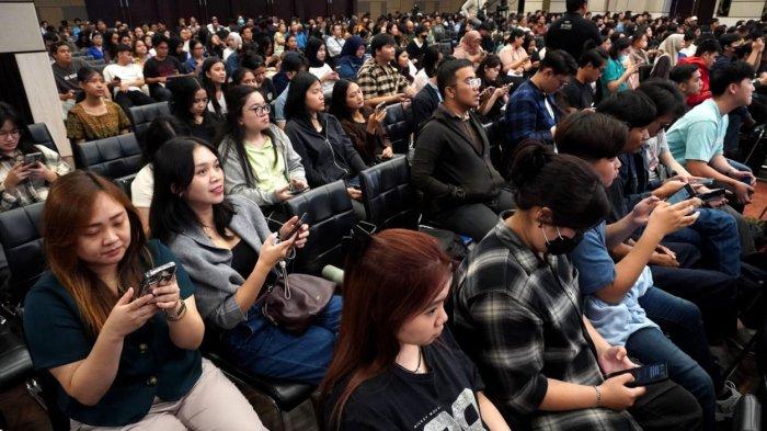 Sejumlah mahasiswa menyimak pemaparan yang disampaikan oleh Founder & Chairman CT Corp, Chairul Tanjung dalam gelaran Kelas Cuan di Auditorium Prof. Dr. P.A. Surjadi, M.A, Universitas Kristen Maranatha, Kota Bandung, Jawa Barat, Jumat (20/6/2025).