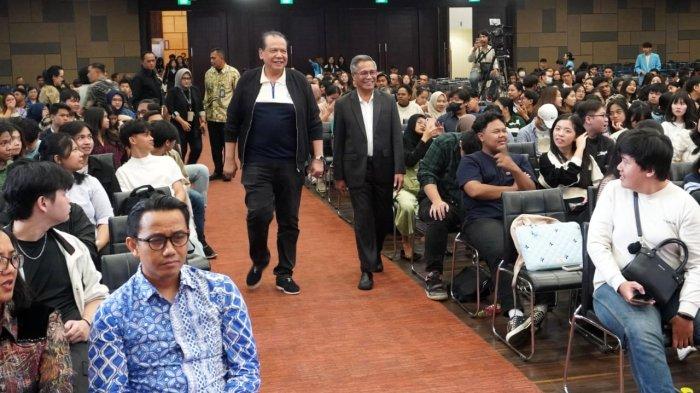 Rektor Universitas Kristen Maranatha Frans Umbu Datta bersama Founder & Chairman CT Corp Chairul Tanjung tiba di tempat acara gelaran Kelas Cuan di Auditorium Prof. Dr. P.A. Surjadi, M.A, Universitas Kristen Maranatha, Kota Bandung, Jawa Barat, Jumat (20/6/2025).