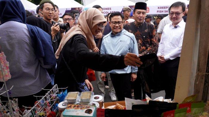 Menteri Koordinator Bidang Pemberdayaan Masyarakat (Menko PM) Muhaimin Iskandar didampingi Deputi Bidang Koordinasi Pemberdayaan Ekonomi Masyarakat dan Perlindungan Pekerja Migran Kemenko PM Leontinus Alpha Edison dan Wakil Wali Kota Bandung Erwin berbincang dengan salah satu pelaku UMKM peserta Bazaar Berdaya Bersama 2025 di Jalan Braga, Kota Bandung, Jawa Barat, Sabtu (21/6/2025).