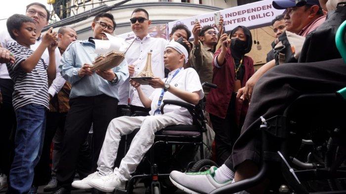 Menteri Koordinator Bidang Pemberdayaan Masyarakat (Menko PM) Muhaimin Iskandar didampingi Deputi Bidang Koordinasi Pemberdayaan Ekonomi Masyarakat dan Perlindungan Pekerja Migran Kemenko PM Leontinus Alpha Edison berbincang dengan salah satu pelaku UMKM peserta Bazaar Berdaya Bersama 2025 di Jalan Braga, Kota Bandung, Jawa Barat, Sabtu (21/6/2025).