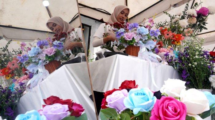 Pelaku UMKM menata produknya pada gelaran Bazaar Berdaya Bersama 2025 di Jalan Braga, Kota Bandung, Jawa Barat, Sabtu (21/6/2025).