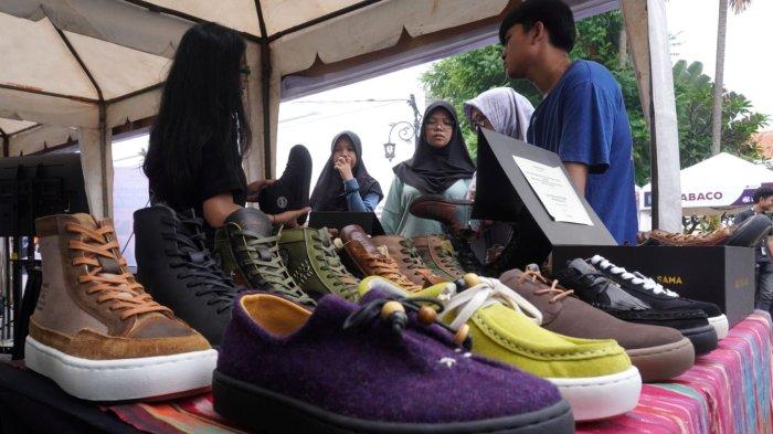 Pengunjung berbincang dengan salah satu pelaku UMKM peserta Bazaar Berdaya Bersama 2025 di Jalan Braga, Kota Bandung, Jawa Barat, Sabtu (21/6/2025).