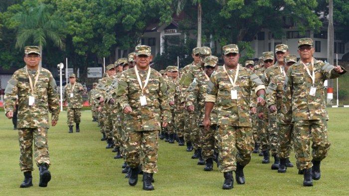 Sejumlah peserta Retret Kepala Daerah Gelombang II mengikuti apel pagi sebelum acara pembukaan, di Kampus Institut Pemerintahan Dalam Negeri (IPDN), Jatinangor, Kabupaten Sumedang, Jawa Barat, Senin (23/6/2025).