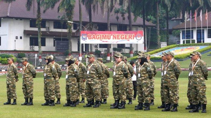 Sejumlah peserta Retret Kepala Daerah Gelombang II mengikuti apel pagi sebelum acara pembukaan, di Kampus Institut Pemerintahan Dalam Negeri (IPDN), Jatinangor, Kabupaten Sumedang, Jawa Barat, Senin (23/6/2025).