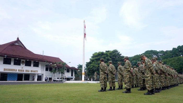 Sejumlah peserta Retret Kepala Daerah Gelombang II mengikuti apel pagi sebelum acara pembukaan, di Kampus Institut Pemerintahan Dalam Negeri (IPDN), Jatinangor, Kabupaten Sumedang, Jawa Barat, Senin (23/6/2025).