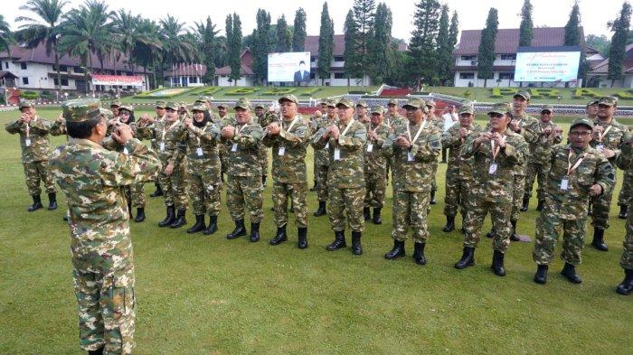 Sejumlah peserta Retret Kepala Daerah Gelombang II mengikuti apel pagi sebelum acara pembukaan, di Kampus Institut Pemerintahan Dalam Negeri (IPDN), Jatinangor, Kabupaten Sumedang, Jawa Barat, Senin (23/6/2025).