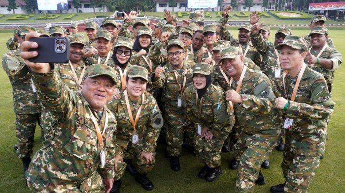 Sejumlah peserta Retret Kepala Daerah Gelombang II berswafoto seusai mengikuti apel pagi sebelum acara pembukaan, di Kampus Institut Pemerintahan Dalam Negeri (IPDN), Jatinangor, Kabupaten Sumedang, Jawa Barat, Senin (23/6/2025).
