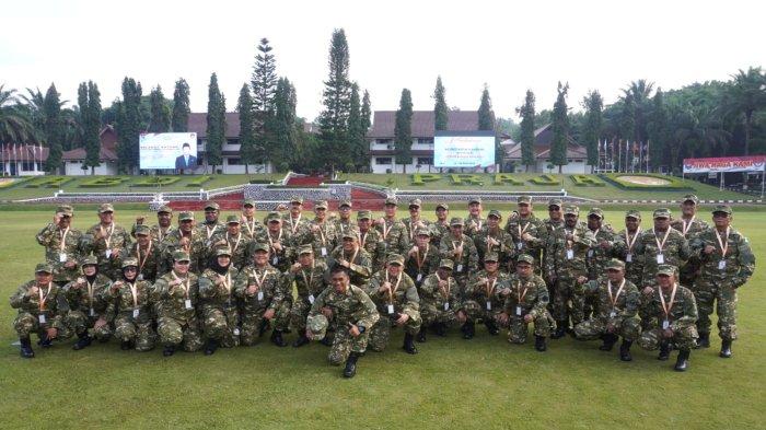 Sejumlah peserta Retret Kepala Daerah Gelombang II berfoto bersama seusai mengikuti apel pagi sebelum acara pembukaan, di Kampus Institut Pemerintahan Dalam Negeri (IPDN), Jatinangor, Kabupaten Sumedang, Jawa Barat, Senin (23/6/2025).