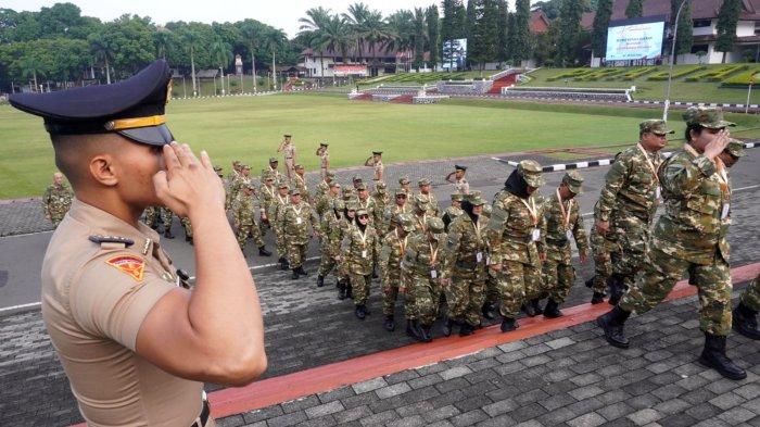 Sejumlah peserta Retret Kepala Daerah Gelombang II berjalan berbaris menuju Gedung Balairung Rudini untuk mengikuti acara pembukaan, di Kampus Institut Pemerintahan Dalam Negeri (IPDN), Jatinangor, Kabupaten Sumedang, Jawa Barat, Senin (23/6/2025).
