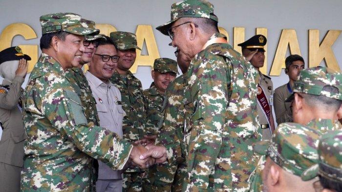 Menteri Dalam Negeri (Mendagri) Muhammad Tito Karnavian dan Wamendagri Bima Arya Sugiarto menyambut peserta Retret Kepala Daerah Gelombang II di depan Gedung Balairung Rudini menjelang acara pembukaan, di Kampus Institut Pemerintahan Dalam Negeri (IPDN), Jatinangor, Kabupaten Sumedang, Jawa Barat, Senin (23/6/2025).