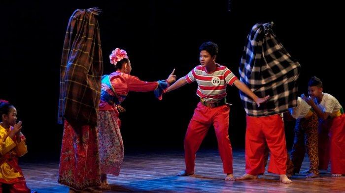 Anak-anak menampilkan seni kreasi permainan tradisional dalam Festival Permainan Rakyat Jawa Barat 2025 di Teater Tertutup Taman Budaya Jawa Barat, Kota Bandung, Jawa Barat, Rabu (25/6/2025).