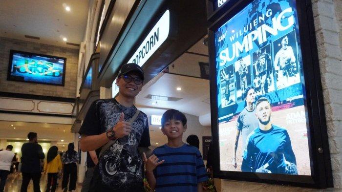 Bobotoh berfoto di samping poster bergambar dua pemain anyar Persib Bandung untuk musim kompetisi Liga 1 2025/26 dan AFC Champions League Two 2025/26, yakni striker Ramon Tanque dan penjaga gawang Adam Przybek, di CGV Paris van Java, Kota Bandung, Jawa Barat, Sabtu (28/6/2025).