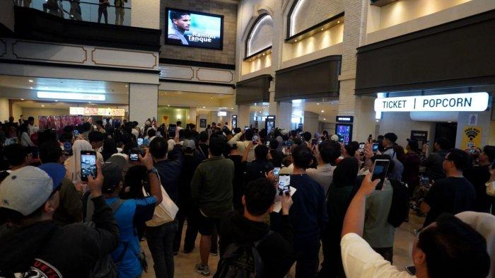 Bobotoh dan pengunjung bioskop menyaksikan dan mengabadikan menggunakan ponsel tampilan videotron yang memperkenalkan dua pemain anyar Persib Bandung untuk musim kompetisi Liga 1 2025/26 dan AFC Champions League Two 2025/26, yakni striker Ramon Tanque dan penjaga gawang Adam Przybek, di CGV Paris van Java, Kota Bandung, Jawa Barat, Sabtu (28/6/2025).
