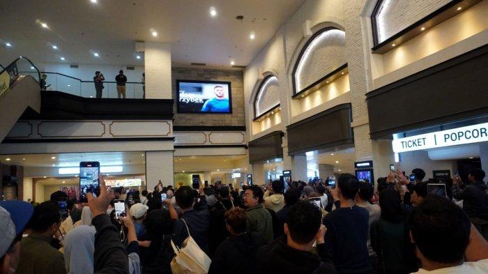 Bobotoh dan pengunjung bioskop menyaksikan dan mengabadikan menggunakan ponsel tampilan videotron yang memperkenalkan dua pemain anyar Persib Bandung untuk musim kompetisi Liga 1 2025/26 dan AFC Champions League Two 2025/26, yakni striker Ramon Tanque dan penjaga gawang Adam Przybek, di CGV Paris van Java, Kota Bandung, Jawa Barat, Sabtu (28/6/2025).