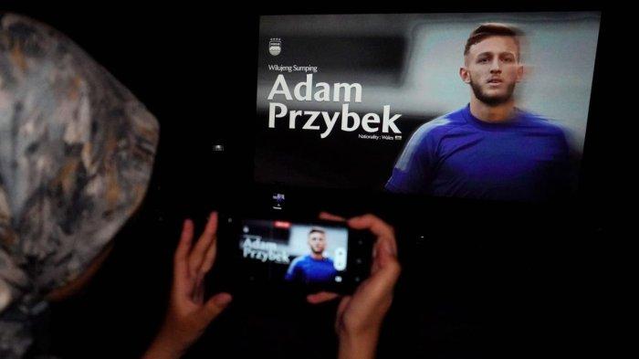 Wartawan merekam menggunakan ponsel tampilan layar bioskop yang memperkenalkan penjaga gawang anyar Persib Bandung untuk musim kompetisi Liga 1 2025/26 dan AFC Champions League Two 2025/26, Adam Przybek, di CGV Paris van Java, Kota Bandung, Jawa Barat, Sabtu (28/6/2025).